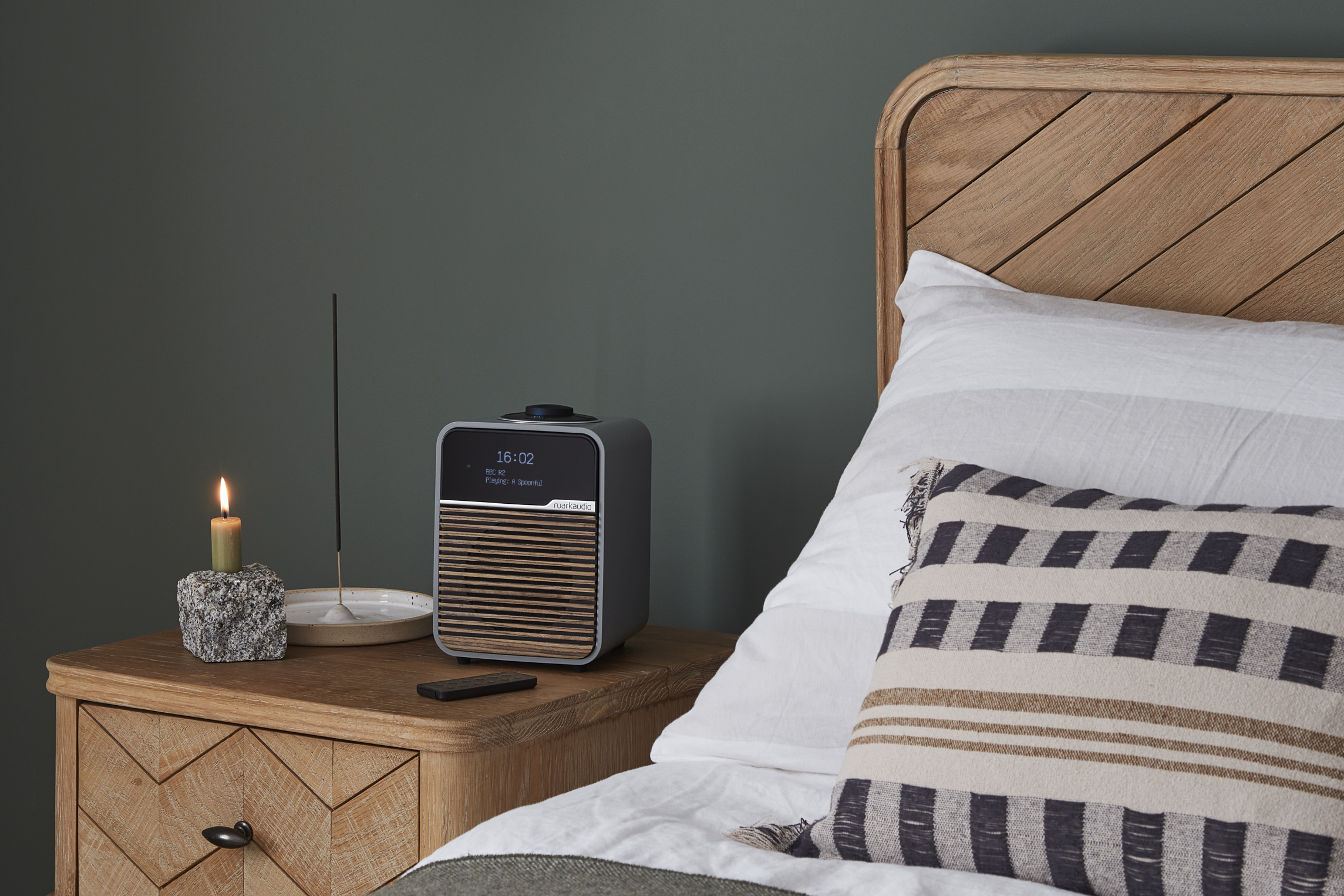 Ruark R1S – radio smart compatta con WiFi, finitura Charcoal, vista frontale